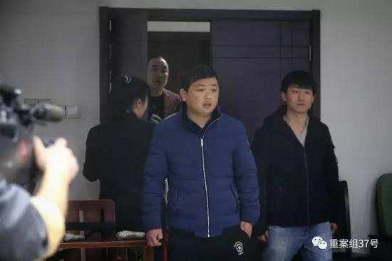 2月23日，吕某（右）和李某因引进外籍女子非法入境做家政，涉嫌组织他人偷越国（边）境罪，昨日上午在丰台法院受审。新京报记者 彭子洋 摄