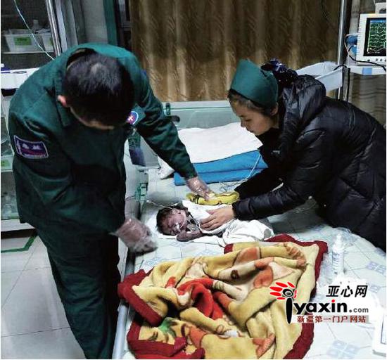  医生正在对男婴进行检查