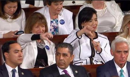 民主党籍女议员小组穿着白色服装，展现“白色力量”、诉求捍卫女权，抗议特朗普