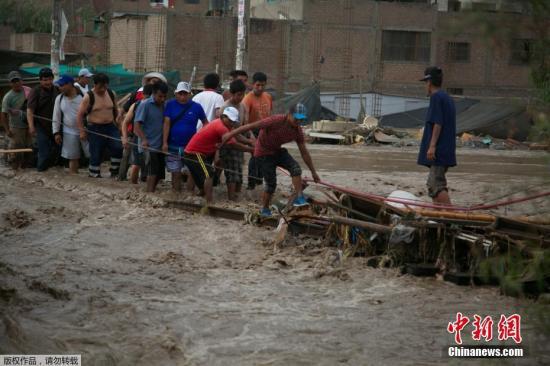 利马Huachipa区的民众在洪水中艰难出行。秘鲁总统库琴斯基在当地时间17日下午发表的声明中称，秘鲁遭遇了严重的气候问题，自1998年以来，该国没有遭遇过此等强度的气候灾难。