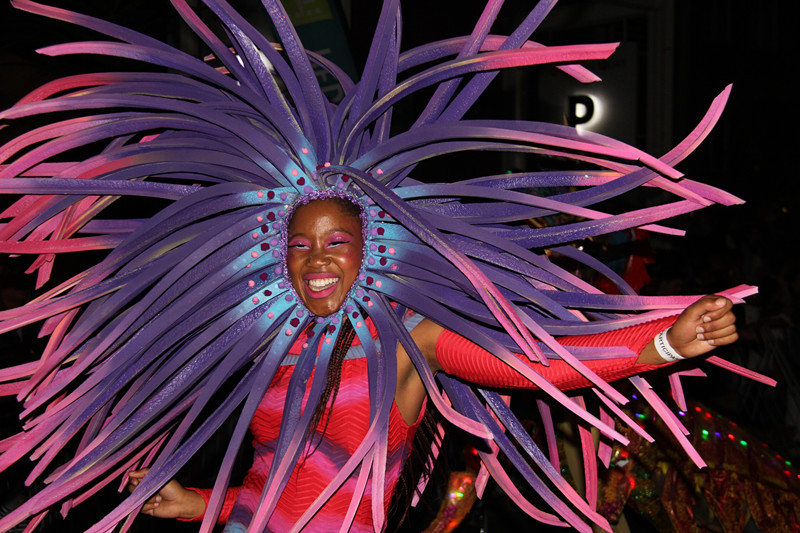 2017年3月18日晚，南非立法首都开普敦举行一年一度的狂欢节，图为一名衣着怪异的少女在游行队伍中。（新华社记者高原摄）