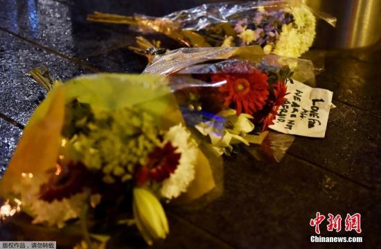 伦敦民众为遇难者献花致哀。