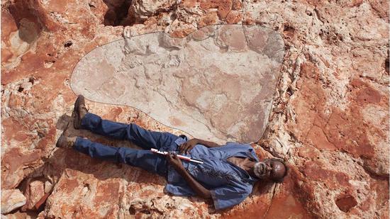 澳大利亚发现最大恐龙脚印化石，长1.7米。