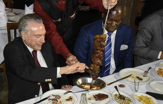 当地时间2017年3月19日，巴西首都巴西利亚，为消除外界对于巴西肉类安全的担心，巴西总统特梅尔举行烧烤晚宴，招待多国大使