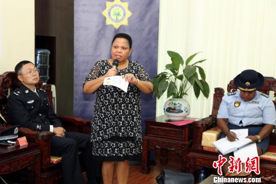 南非警察部副部长亲抓华人商城区治安:6个月见效