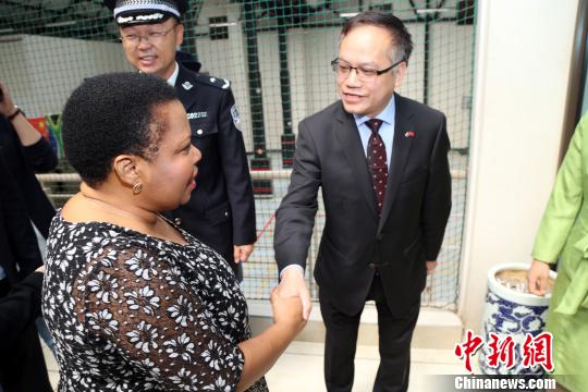 中国驻约翰内斯堡总领馆副总领事屈伯勋(右)出席活动并与索特尤副部长握手。　宋方灿 摄