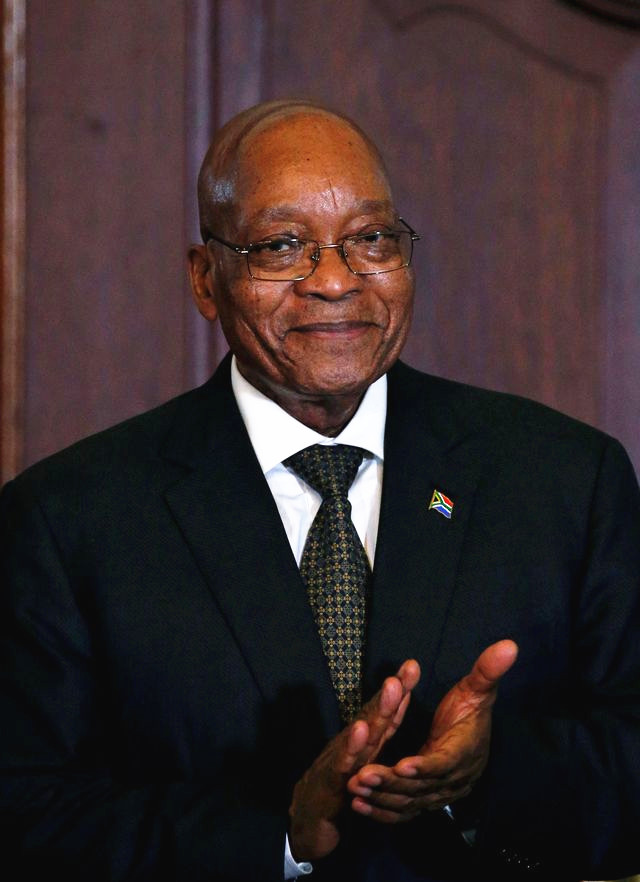 南非总统雅各布在新阁员就职仪式上鼓掌。（新华/路透）
