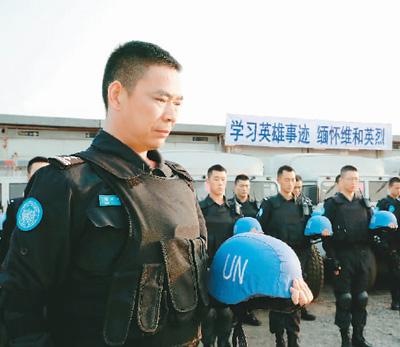 图为4月3日，中国第五支驻利比里亚维和警察防暴队在营区，深切缅怀在海地、马里、南苏丹和刚果(金)等任务区牺牲的中国维和英烈，寄托哀思。赵小新摄(新华社发)