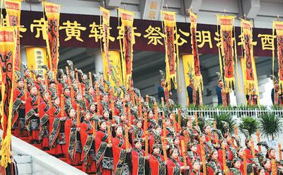 图为4月4日，演员在公祭轩辕黄帝典礼上表演黄帝祭典乐舞。新华社记者 李一博摄