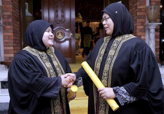 马来西亚实行世俗与伊斯兰法院共存的司法双轨制，仅有穆斯林受伊斯兰法约束，且伊斯兰法院受案范围仅限于家事法及宗教信仰