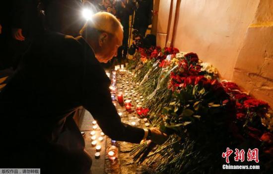 当地时间4月3日，普京连夜前往发生列车爆炸的技术学院站献花，悼念爆炸中的遇难者。 资料图