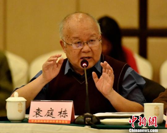 巴蜀文化专家袁庭栋正在发言。　刘忠俊 摄
