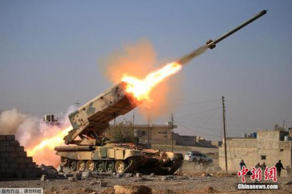 当地时间2月23日，在伊拉克摩苏尔被“伊斯兰国”控制的盖兹拉尼军营附近，政府军向“伊斯兰国”武装人员发射火箭弹。
