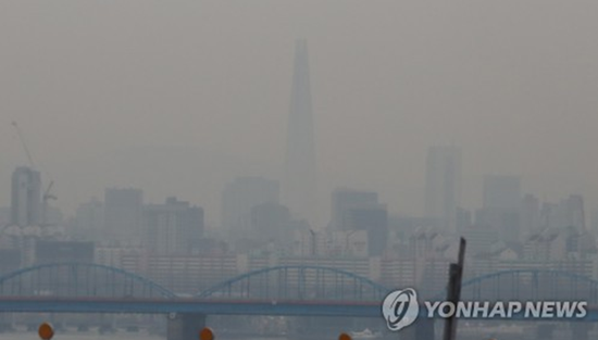 韩联社图片：首尔4月5日雾霾笼罩
