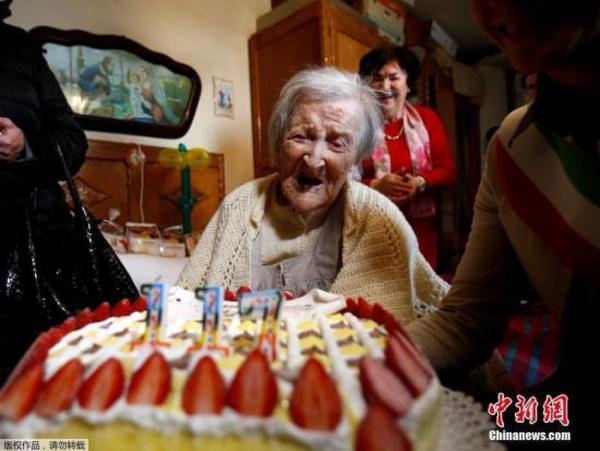 莫拉诺生于1899年11月29日。她曾是纺织工人，一直干到75岁，几乎一辈子就生活在位于意大利马焦湖畔的小城韦尔巴尼亚。（资料图）