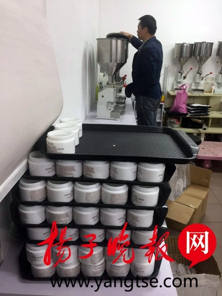 制假窝点内码放整齐的瓶子