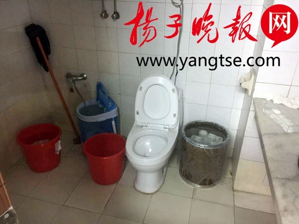 灌装假冒化妆品的罐子就这样泡在马桶边的垃圾桶里