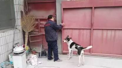 图为山东省济南市绿杰环保节能科技有限公司一人员强行锁门，扣留督查人员。图片来源：环保部官方微信公众号