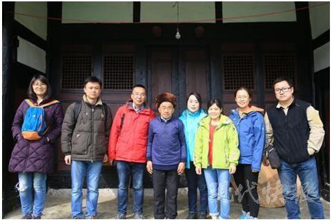 ▲现代快报记者与黄大发合影