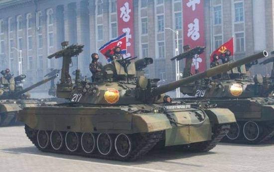 阅兵中的朝鲜新型坦克