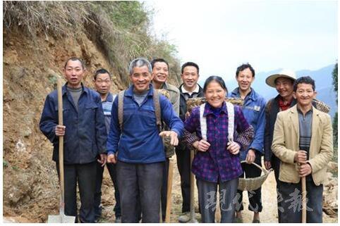 ▲黄大发带领乡亲们开山凿渠脱贫致富，大伙觉得更有奔头了