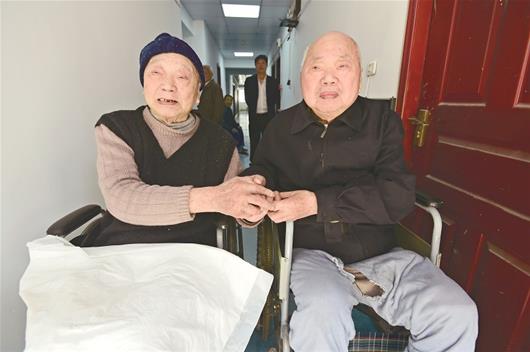  图为：哥哥张大木（左）和弟弟张小木见面，两人失声痛哭