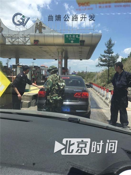 特警荷枪实弹拦车盘查