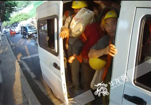 车门一开，人多到要“爆”出来。警方供图