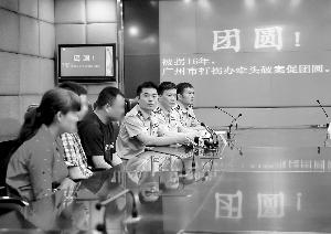 警方介绍案件的侦办过程。16年前被拐的小男孩如今已经长大成人。（圆图）
