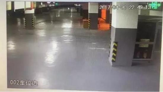 　　两个男人用双手抓牢钱女士，另一名男子开车将她带出了小区。
