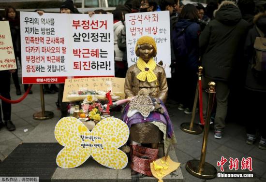 韩国民众搬来一座慰安妇少女铜像，放在日本大使馆前。