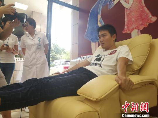 男士在体验分娩疼痛时双手紧握　李宇凡　摄