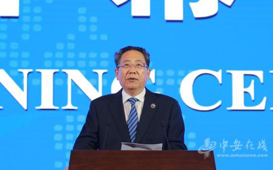 第十届中国中部博览会组委会名誉主任、中共安徽省委书记、省人大常委会主任李锦斌致辞。