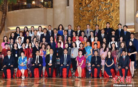 5月17日，由中国国务院侨务办公室举办的2017年“文化中国·华星艺术团高级研修班”在北京举行开班仪式，来自23个国家的77名海外文化社团负责人将进行为期10天的学习交流。国务院侨办副主任谭天星出席开班式并讲话。2015年至今，“华星艺术团高级研修班”已举办三期。本期面向42家华星艺术团举办，旨在加深华星艺术团对于文化工作的认识，提高其组织侨社大型文化活动的专业能力和水平。 <a target='_blank' href='http://www.chinanews.com/' _fcksavedurl='http://www.chinanews.com/'>中新社</a>记者 张勤 摄