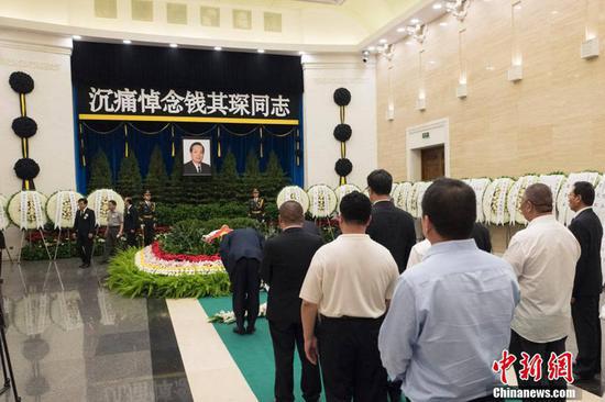 5月18日，中国原国务委员、国务院原副总理钱其琛的送别仪式在北京八宝山革命公墓举行。钱其琛因病于5月9日在北京逝世，享年90岁。中新社记者 侯宇 摄