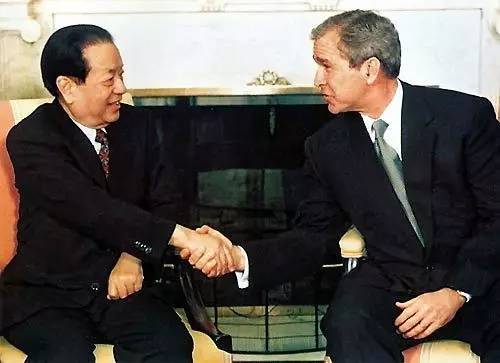 2001年3月22日，美国总统乔治·沃克·布什在白宫会见正在美国访问的中国国务院副总理钱其琛。（来源：外交部网站）