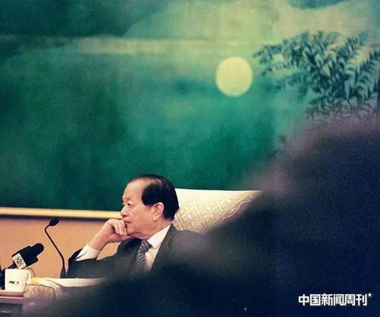 2003年“两会”期间，钱其琛在北京人民大会堂台湾厅。图|中新