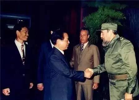 1989年6月7日至10日，钱其琛外长对古巴进行正式友好访问，这是1960年古巴革命后第一位访古的中国外长。图为卡斯特罗主席在革命宫亲自为钱外长举行欢迎宴会。（资料图片）