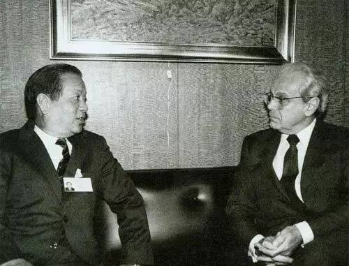 1988年9月，联合国秘书长德奎利亚尔在联合国总部会见出席联合国大会的中国外交部长钱其琛。（资料图片）1988年9月，联合国秘书长德奎利亚尔在联合国总部会见出席联合国大会的中国外交部长钱其琛。（资料图片）
