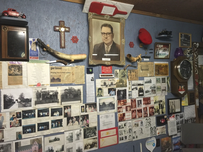 81岁的罗尼拥有一个私家的“中国市博物馆”。小木屋里，有百年前的老报纸、老照片等藏品。