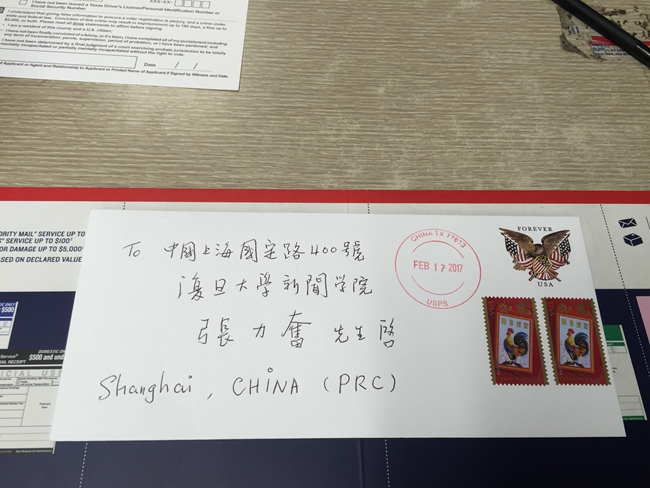 局长瑞秋为张力奋寄给自己的信选择了鸡年邮票。