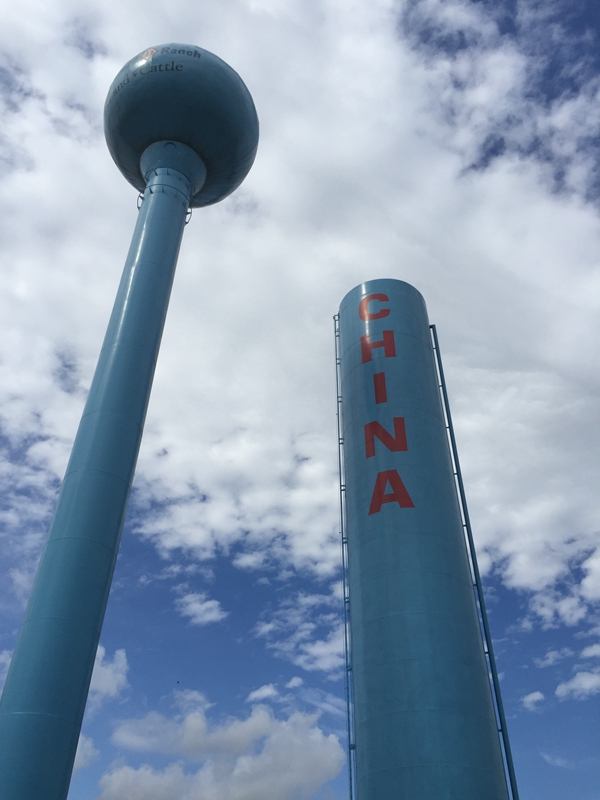 中国市的两座蓝色水塔拔地耸立，一高一低，形同火箭发射台，上书红色大字“China”。