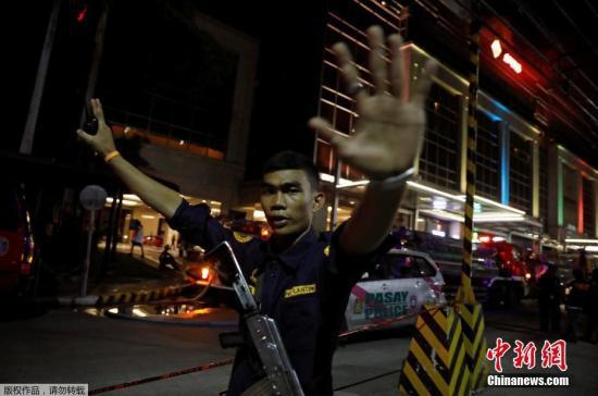  当地时间2日凌晨，蒙面者手持长枪闯进马尼拉一酒店的赌场并开枪射击，造成数人受伤。