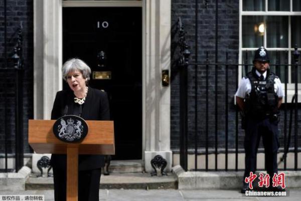 资料图：英国首相特蕾莎·梅在唐宁街10号发表声明。英国大选活动将在明天恢复进行。