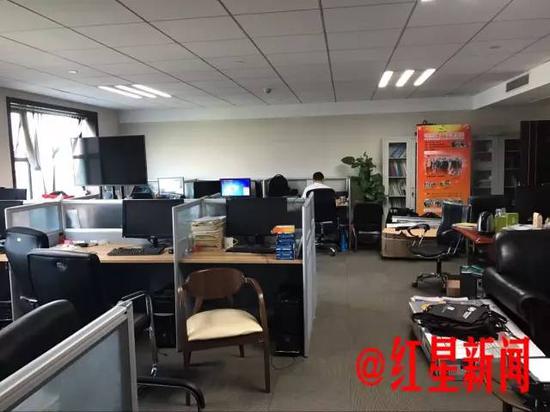 ▲刘先林院士的办公室，他并没有单独的办公区域。