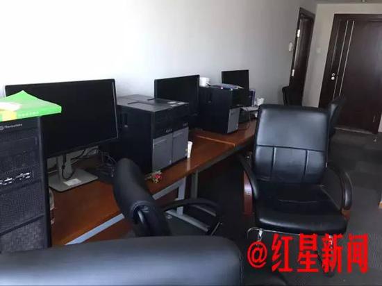 ▲刘先林院士办公室里原来有一间可以供休息的卧室，现在被改成了机房。