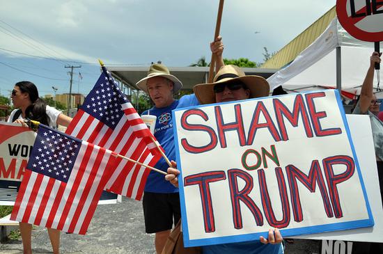 16日，反对特朗普的民众在迈阿密游行（图片来源：视觉中国）