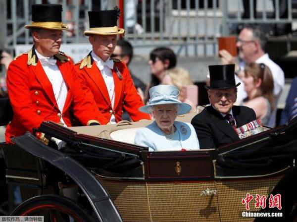 当地时间6月17日，英国伦敦举行盛大皇家阅兵仪式，庆祝英女王伊丽莎白二世91岁的官方生日。图为英国女王夫妇观看阅兵式。