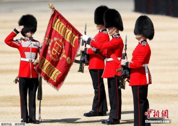 当地时间6月17日，英国伦敦举行盛大皇家阅兵仪式，庆祝英女王伊丽莎白二世91岁的官方生日。图为英国皇家卫队士兵进行宣誓仪式。