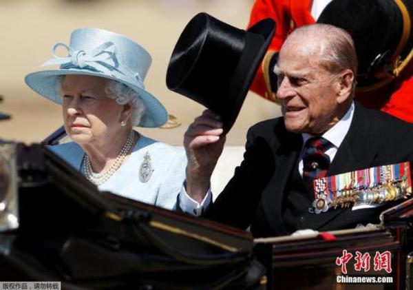 当地时间6月17日，英国伦敦举行盛大皇家阅兵仪式，庆祝英女王伊丽莎白二世91岁的官方生日。图为菲利普亲王挥帽致意。
